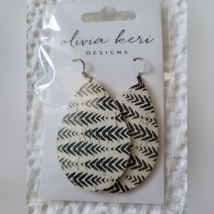 NWT olivia Keri earrings